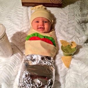 么么哒！婴儿被“坑孩”父母打扮成墨西哥玉米卷