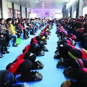 上海一学校办孝敬节800学生一齐跪拜父母  专家批不提倡