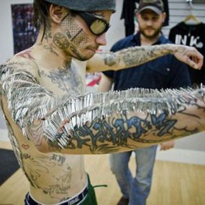 男子纹身身上插4550根针 打破世界纪录