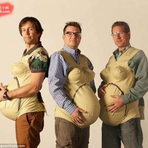 三个男人穿上“孕妇套装”体验怀孕