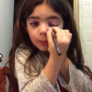 哥伦比亚5岁女孩成化妆达人 教学视频走红网络