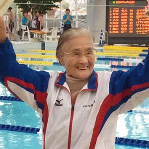 日本101岁老奶奶参加1500米自由泳 打破吉尼斯世界纪录