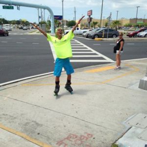 美国54岁男子脚踩轮滑表演舞蹈 给市民带来欢笑