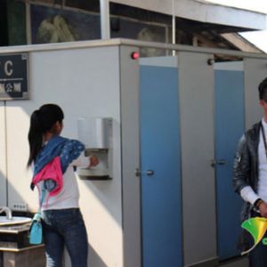 重庆现“无性别公厕” 人性化设计提高利用效率