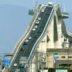 日本江岛大桥坡度陡峭如过山车 挑战司机驾车技术 (图)