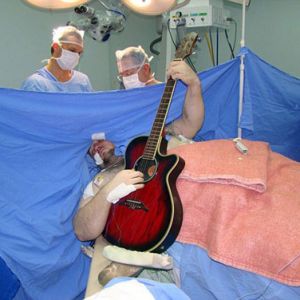 巴西男子接受脑瘤摘除手术时弹吉他 以方便医生观察其大脑情况