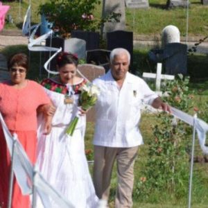 美国一堆新人选在墓地办婚礼 受邀者无法接受婚礼场地