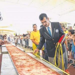 米兰世博会烘烤全球最长披萨破吉尼斯世界纪录 全长近1600米