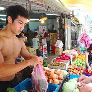 台湾频现帅哥摆小摊 “世界最帅水果贩”引围观