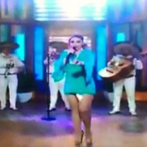 史上最尴尬的时刻:墨西哥女歌手直播中腿间掉落卫生巾