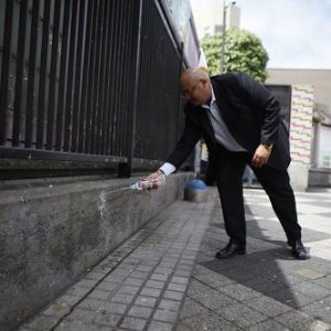 美国旧金山“防尿墙”可反射尿液 提醒民众切勿小便
