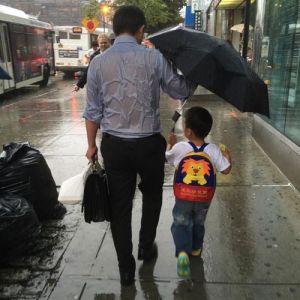 父爱如山！一张父亲为儿子撑伞的照片，震撼全球百万网友