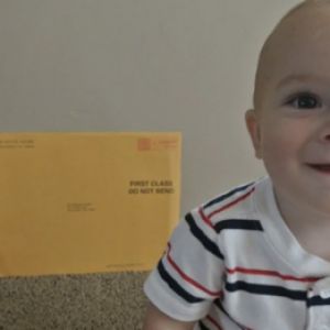 返老还童？1岁宝宝收到奥巴马夫妇的101岁生日信件