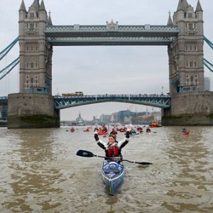 英国女冒险家4年仅靠人力完成环球旅行 全程4万公里