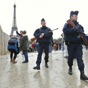 巴黎恐袭事件：埃菲尔铁塔因袭击事件无限期关闭
