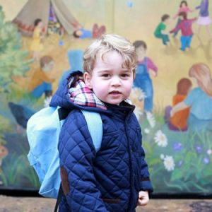 英国乔治王子第一天上幼儿园 威廉王子和凯特王妃发照片纪念