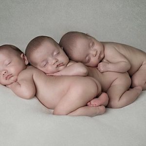 超萌同卵三胞胎：三兄弟谁是谁傻傻分不清 只有妈妈最清楚